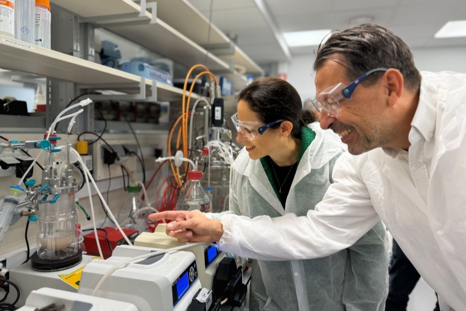 Two chemicals workers in a lab